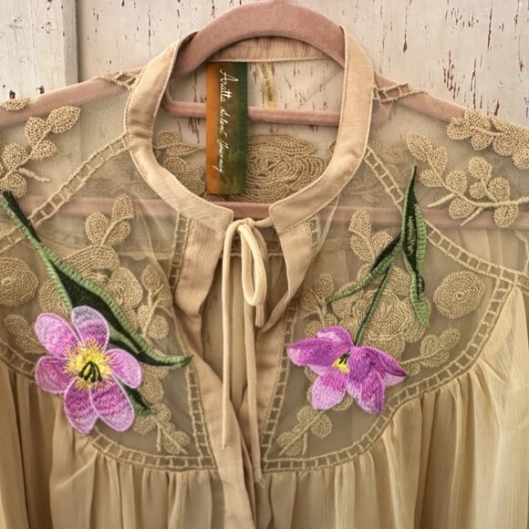 Elegant Cream Blouse with Floral Embroidery - Picture 10 of 15
